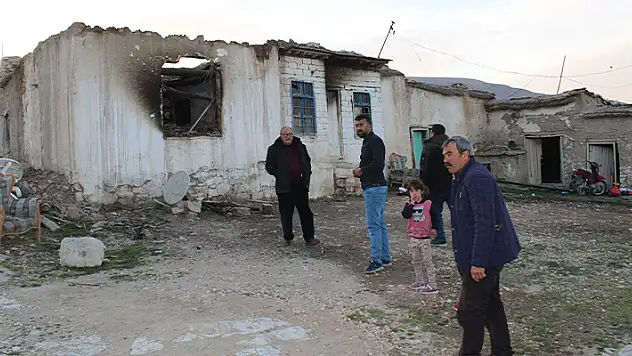 Konya'nın Yunak ilçesinde yanan ev kullanılamaz hale geldi