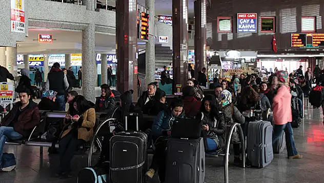 Konya otogar ve garında tatil yoğunluğu