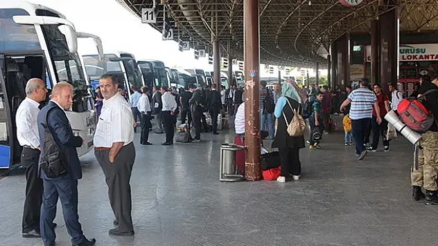 Konya otogarında bayram yoğunluğu