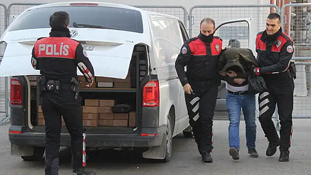 Konya plakalı araçtan  cephanelik çıktı