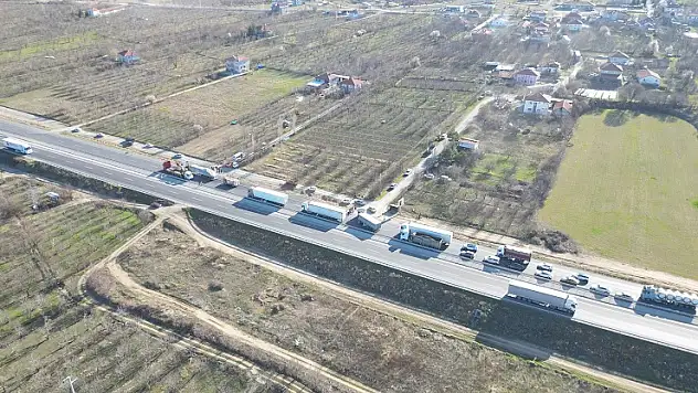 Konya plakalı tır yolcu minibüsüne çarptı: 11 yaralı