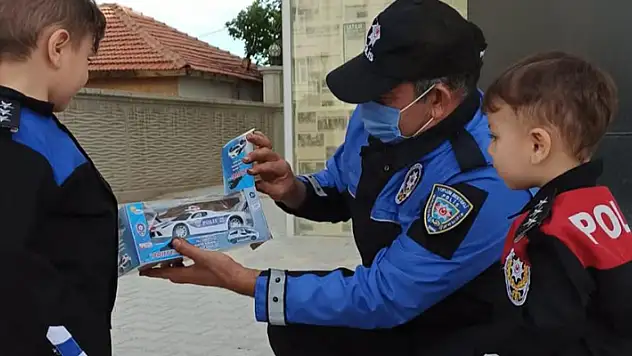 Konya Polisi küçük Eymen ve Uras'ın hayalini gerçekleştirdi
