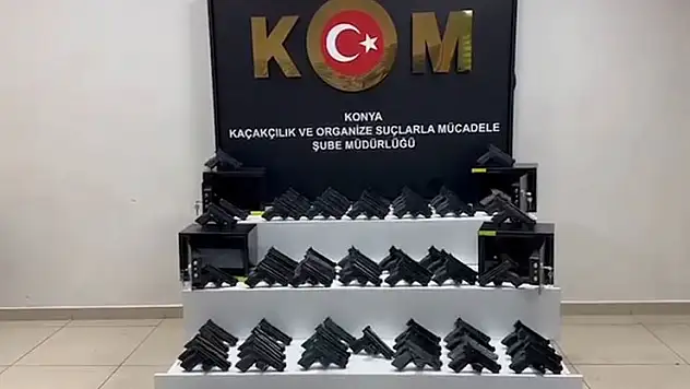 Konya Polisinden kaçak silah operasyonu: 100 tabanca ele geçirildi