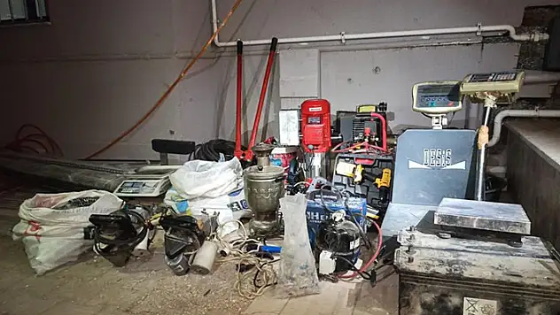 Konya polisinden müthiş operasyon! Müşteri gibi gittiği evden 125 adet çalıntı malzeme ele geçirdi
