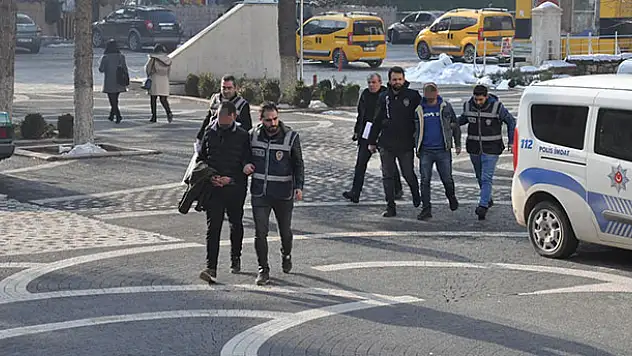Konya polisinden nefes kesen kovalamaca!  Dur ihtarına uymayan araçta 8 adet tabanca bulundu
