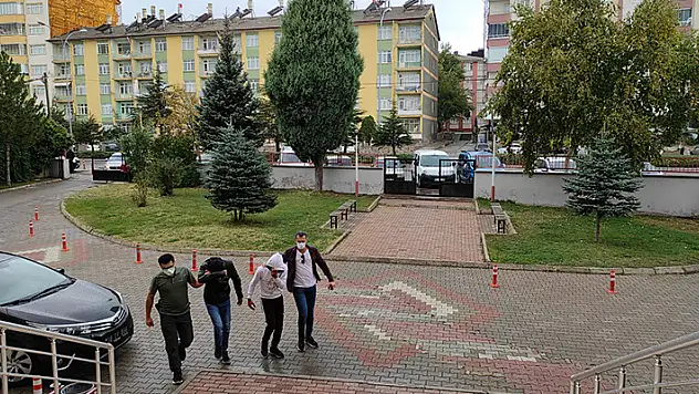 Konya polisinden sokak satıcılarına operasyon: 3 şüpheli gözaltına alındı
