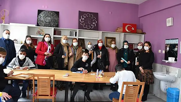 Konya protokolü eşlerinden özel öğrencilere ziyaret