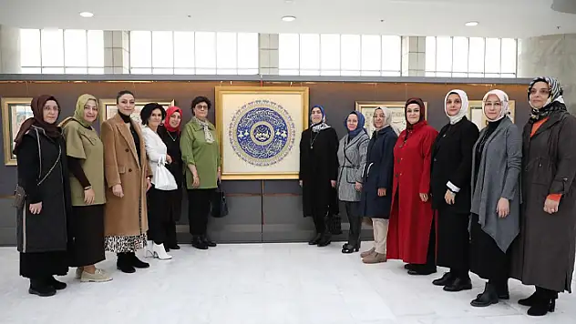 Konya protokolünün eşleri 'Mesnevi'den Gelenekli İslam Sanatları Sergisi'ni gezdi 