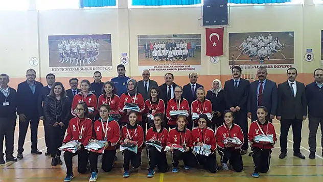Konya şampiyonu olan filenin sultanları ödüllendirildi