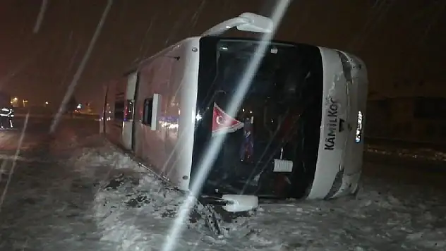 Konya seferini yapan yolcu otobüsü Tokat'ta yoldan çıkarak devrildi: 13 yaralı
