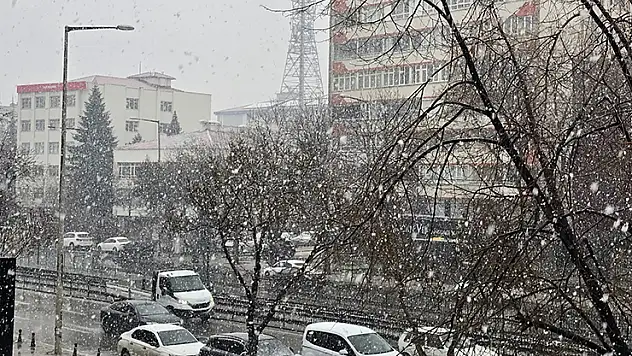 Konya şehir merkezine kar yağışı başladı