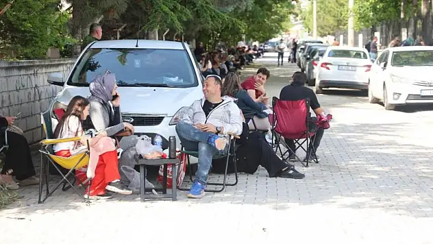Konya sokaklarında velilerden sessiz nöbet