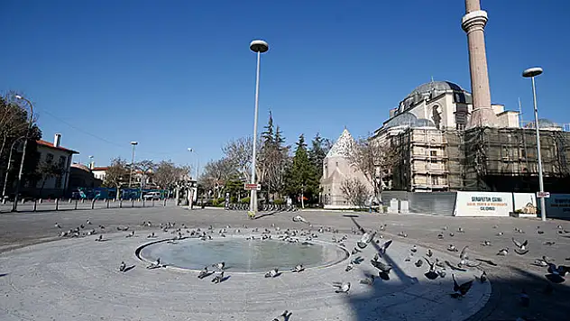 Konya sokaklarının sessizliğini sadece kuşlar bozuyor