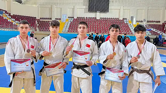 Konya Spor Lisesi 13 madalya kazandı