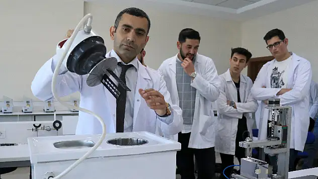Konya Ticaret Odası (KTO) Karatay Üniversitesinde görev yapan akademisyen, kansorejen radon gazının seviyesini ölçen cihaz geliştirdi
