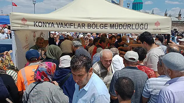 Konya Vakıflar Bölge Müdürlüğünden aşure ikramı