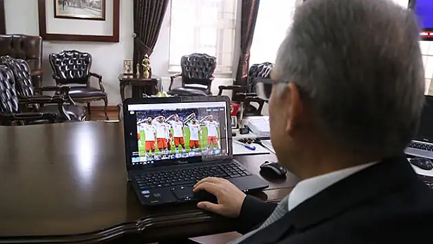 Konya Valisi Cüneyit Orhan Toprak, AA'nın 'Yılın Fotoğrafları' oylamasına katıldı