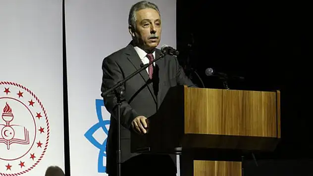 Konya Valisi'nden ayak ayak üstüne atan öğretmene tepki