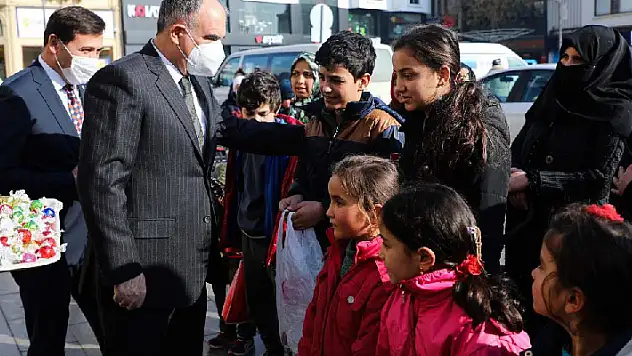 Konya Valisi Özkan çocuklara şivlilik dağıttı
