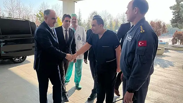 Konya Valisi Özkan düşen Türk Yıldızları uçağının pilotunu hastanede ziyaret etti
