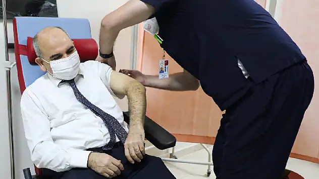 Konya Valisi Özkan Kovid-19 hatırlatma dozu aşısını yaptırdı
