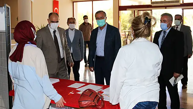 Konya Valisi Vahdettin Özkan'dan aşı çağrısı: 15-44 yaş grubunda vaka sayısında artış var
