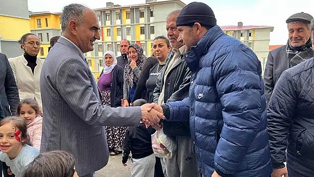 Konya Valisi Vahdettin Özkan, yurtlarda misafir edilen depremzedeleri ziyaret etti

