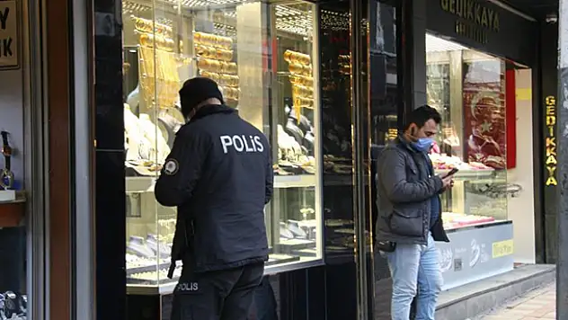 Konya ve Afyonkarahisar'da kuyumcudan el çabukluğu ile hırsızlık yapan 3 kişi yakalandı