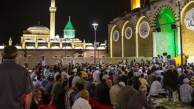 Konya ve çevre illerde ilk teravih namazı kılındı