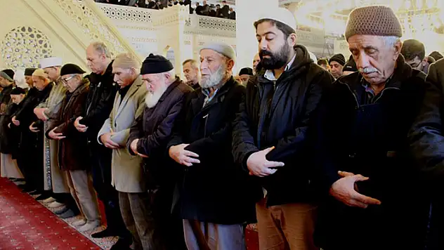Konya ve çevre illerdeki camilerde depremlerde vefat edenler için gıyabi cenaze namazı kılındı
