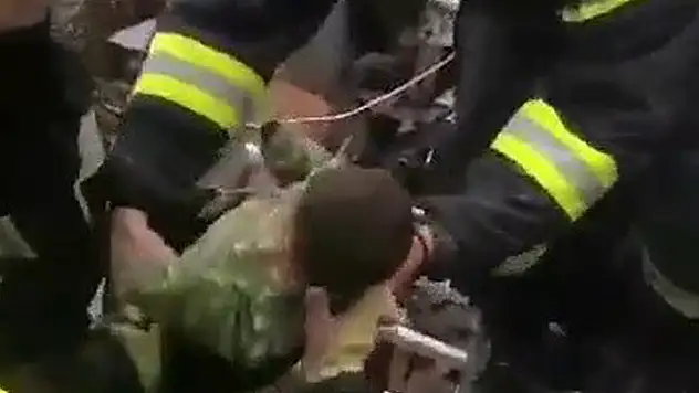 Konya ve Erzurum Havalimanı kurtarma ekipleri  enkaz altında kalan bebeği 36 saat sonra çıkardı