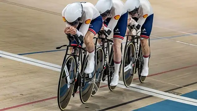 Konya Velodromu'nda sabah seansı dünya rekorlarıyla başladı