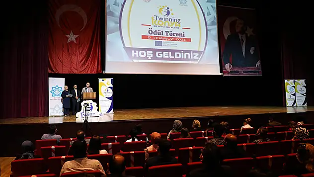 Konya'ya eTwinning projesinde Avrupa birinciliği kazandıran öğretmenler ödüllendirildi
