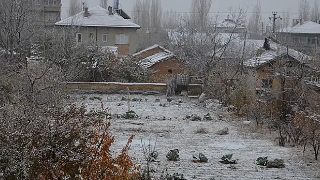 Konya'ya mevsimin ilk karı düştü