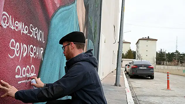Konya'ya yerleşen Brezilyalı Silva, hastane duvarını renklendirdi
