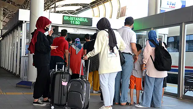 Konya YHT'de bayram yoğunluğu başladı
