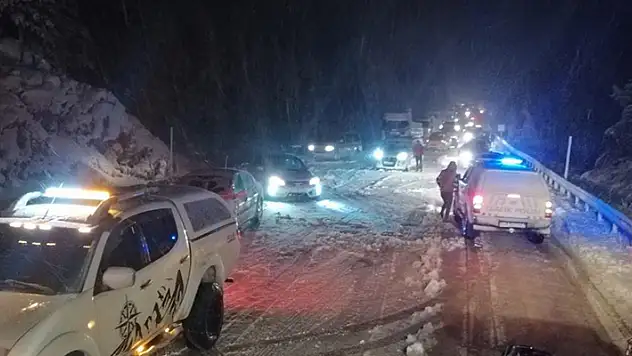 Konya'yı Antalya'ya bağlayan Alacabel'de kar kalınlığı 10-15 santime ulaştı! Ekiplerin çalışması sürüyor