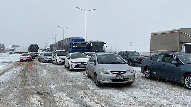 Konya'yı çevre illere bağlayan kara yolları kar yağışı nedeniyle trafiğe kapatıldı
