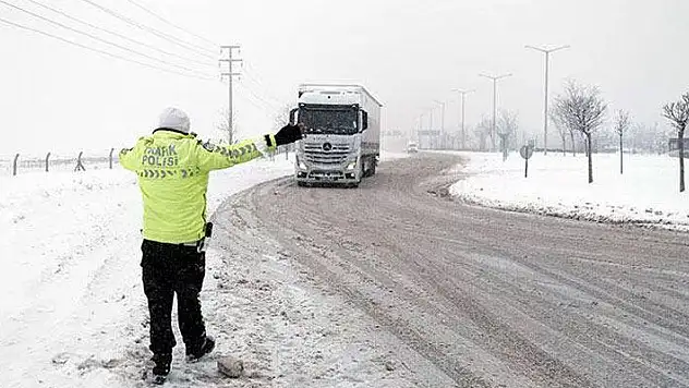 Konya'yı çevre illere bağlayan kara yollarından bazılarında araçların geçişine izin verilmiyor
