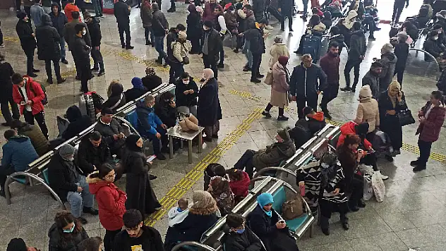 Konya'yı çevre illere bağlayan tüm yollar kapalı:  Yolcular terminalde kaldı