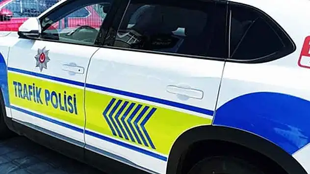 Konya yolu üzerinde yolda kalan sürücünün imdadına trafik polisleri yetişti