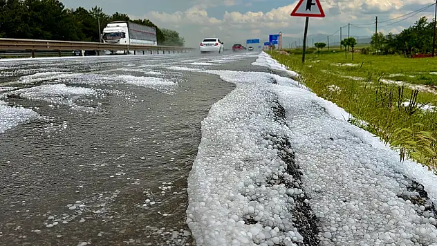 Konya yolunda ceviz büyüklüğünde dolu yağdı