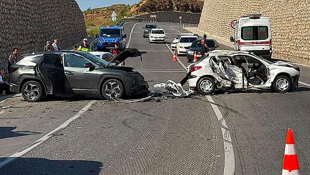 Konya yolunda feci kaza! Karşı şeride geçip 3 araca çarptı