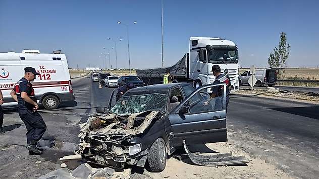Konya yolunda feci kaza! Vinç ile otomobil çarpıştı
