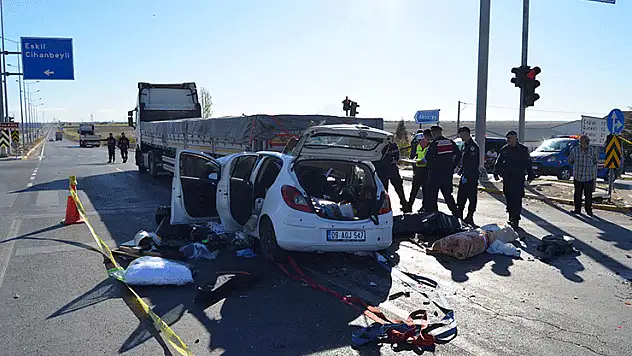 Konya yolunda kaza: Tıra çarpan otomobilin sürücüsü yaralandı, annesi öldü