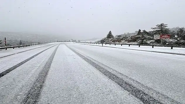 Konya yolunda kar yağışı etkili oluyor
