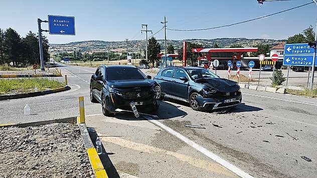 Konya yolunda kavşak kazası: İki otomobil çarpıştı