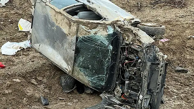 Konya yolunda kaza! Otomobil şarampole yuvarlandı: 1'i ağır 2 yaralı