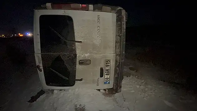 Konya yolunda kaza: Otomobille çarpışan minibüs şarampole takla attı