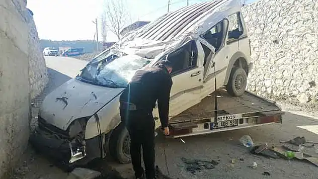 Konya yolunda kontrolden çıkan araç köprüden uçtu: 1'i ağır 3 yaralı